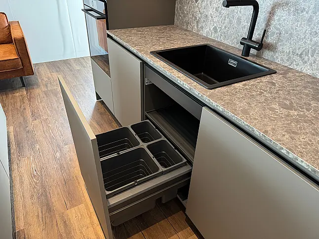 Moderne Designküche mit viel Stauraum in gedeckter Farbkombination und Top Geräten von Gaggenau/V-Zug/Liebherr