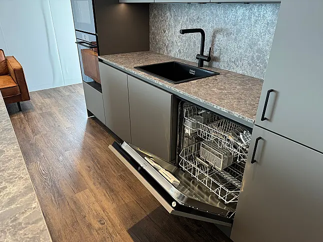 Moderne Designküche mit viel Stauraum in gedeckter Farbkombination und Top Geräten von Gaggenau/V-Zug/Liebherr