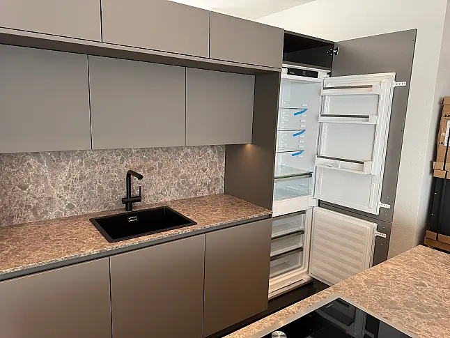 Moderne Designküche mit viel Stauraum in gedeckter Farbkombination und Top Geräten von Gaggenau/V-Zug/Liebherr