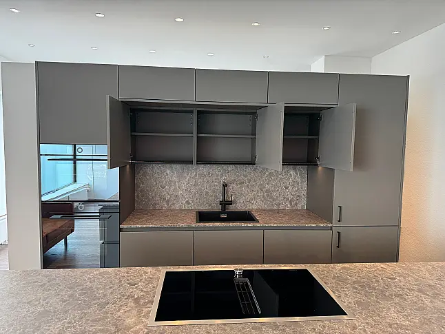 Moderne Designküche mit viel Stauraum in gedeckter Farbkombination und Top Geräten von Gaggenau/V-Zug/Liebherr