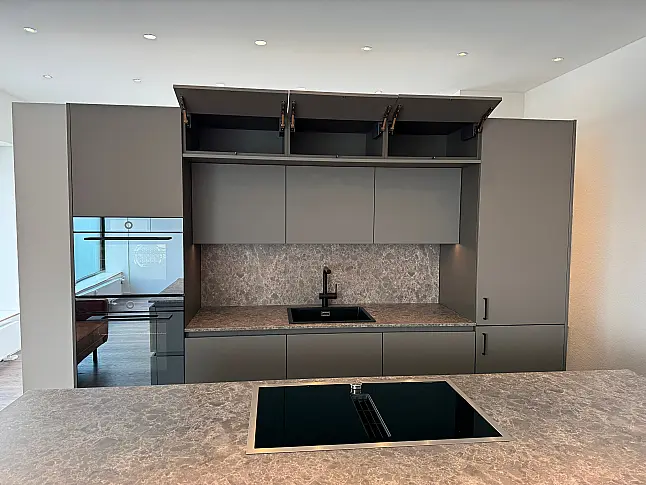 Moderne Designküche mit viel Stauraum in gedeckter Farbkombination und Top Geräten von Gaggenau/V-Zug/Liebherr