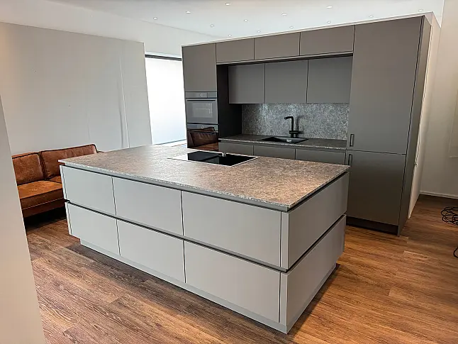 Moderne Designküche mit viel Stauraum in gedeckter Farbkombination und Top Geräten von Gaggenau/V-Zug/Liebherr