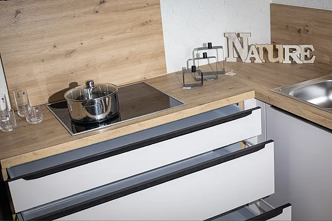 Moderne L-Küche in Sandbeige