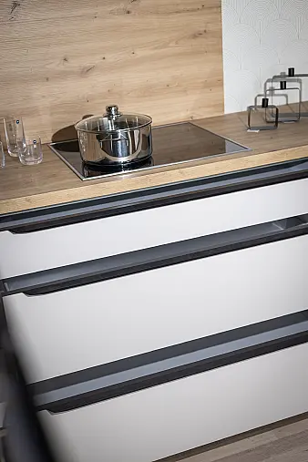 Moderne L-Küche in Sandbeige