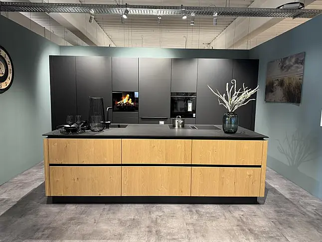 Designküche mit Naturstein &amp; hochwertigen Geräten