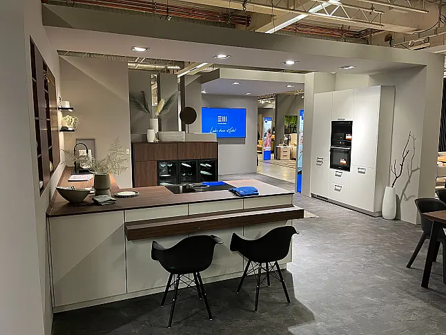 Exklusive Messeküche / Sitzgelegenheit / Viel LED-Beleuchtung / Sideboard / Bora Kochfeld - XL-Schränke