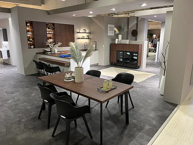 Exklusive Messeküche / Sitzgelegenheit / Viel LED-Beleuchtung / Sideboard / Bora Kochfeld - XL-Schränke