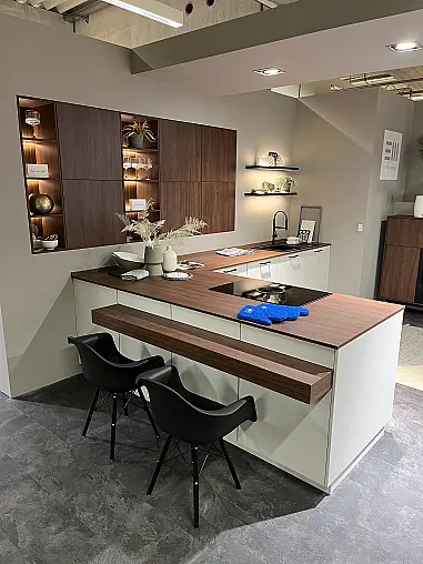 Exklusive Messeküche / Sitzgelegenheit / Viel LED-Beleuchtung / Sideboard / Bora Kochfeld - XL-Schränke