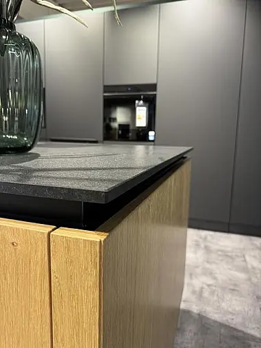 Designküche mit Naturstein &amp; hochwertigen Geräten