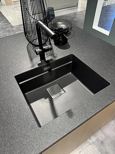 Designküche mit Naturstein &amp; hochwertigen Geräten