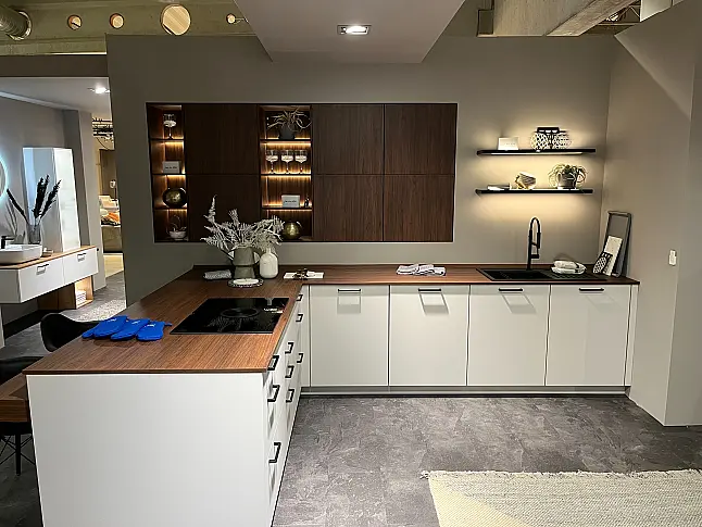 Exklusive Messeküche / Sitzgelegenheit / Viel LED-Beleuchtung / Sideboard / Bora Kochfeld - XL-Schränke