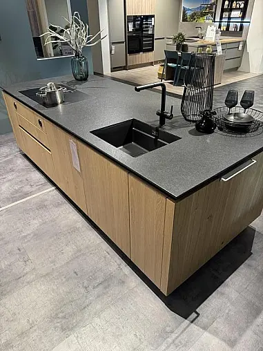 Designküche mit Naturstein &amp; hochwertigen Geräten