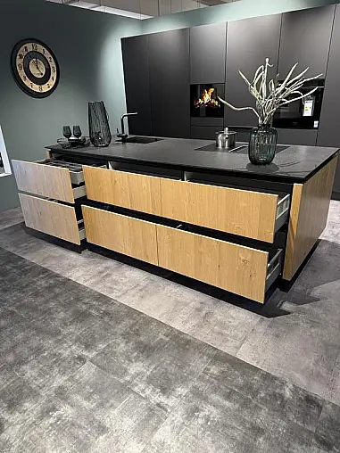 Designküche mit Naturstein &amp; hochwertigen Geräten