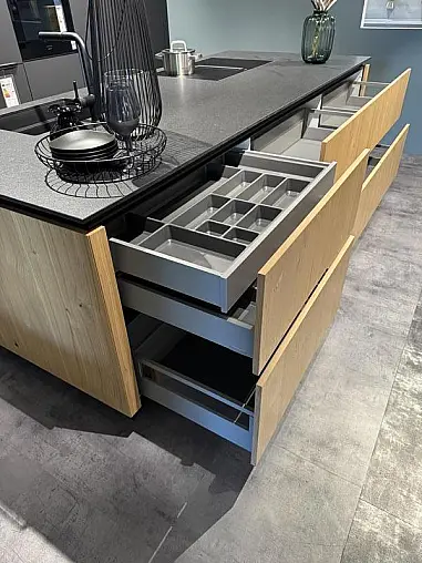 Designküche mit Naturstein &amp; hochwertigen Geräten