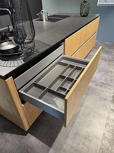 Designküche mit Naturstein &amp; hochwertigen Geräten