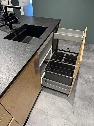 Designküche mit Naturstein &amp; hochwertigen Geräten