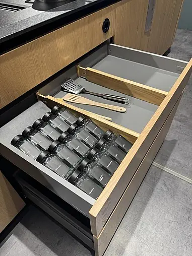Designküche mit Naturstein &amp; hochwertigen Geräten