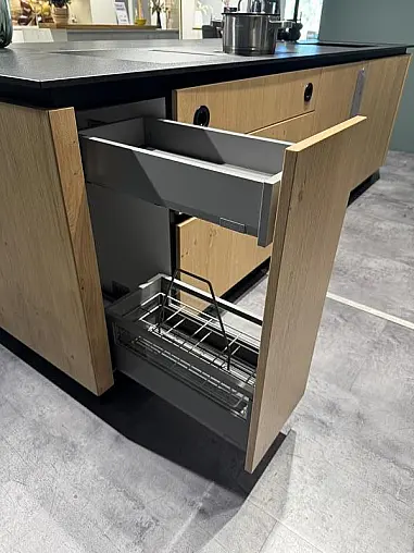 Designküche mit Naturstein &amp; hochwertigen Geräten