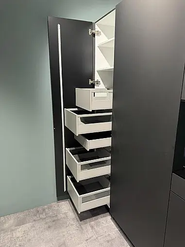 Designküche mit Naturstein &amp; hochwertigen Geräten
