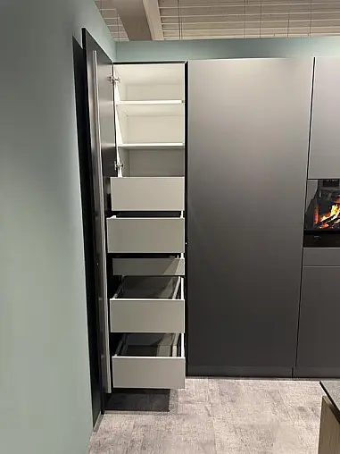 Designküche mit Naturstein &amp; hochwertigen Geräten