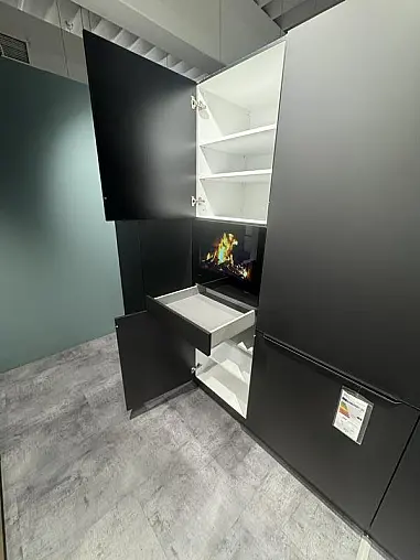 Designküche mit Naturstein &amp; hochwertigen Geräten