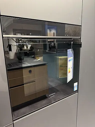 Designküche mit Naturstein &amp; hochwertigen Geräten