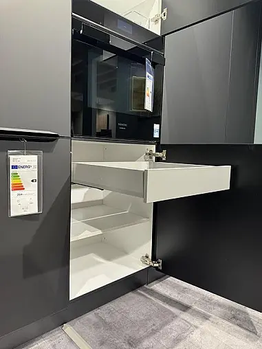 Designküche mit Naturstein &amp; hochwertigen Geräten