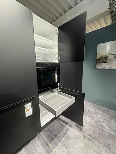 Designküche mit Naturstein &amp; hochwertigen Geräten