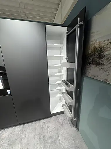 Designküche mit Naturstein &amp; hochwertigen Geräten