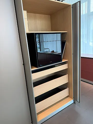 Exklusive Hochschrankzeile mit viel verdecktem Stauraum