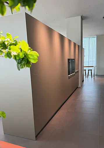 Exklusive Hochschrankzeile mit viel verdecktem Stauraum