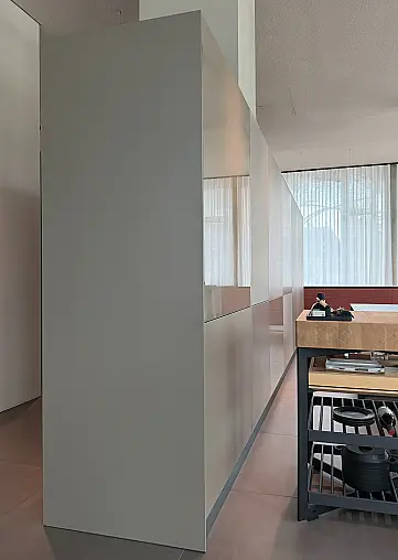 Exklusive Hochschrankzeile mit viel verdecktem Stauraum