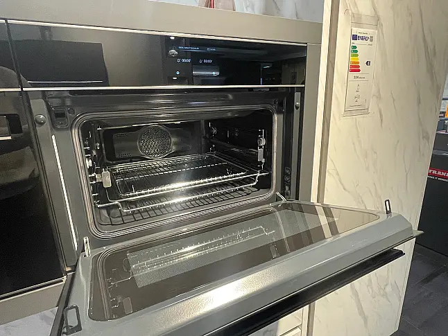 Wunderschöne Ausstellungsküche ausgestattet mit SMEG Geräten und vielen tollen Highlights.