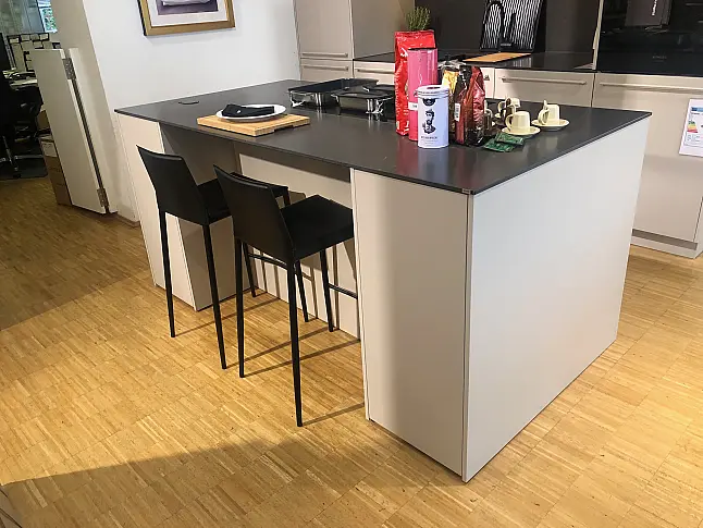 moderne Küche mit Sitzgelegenheit