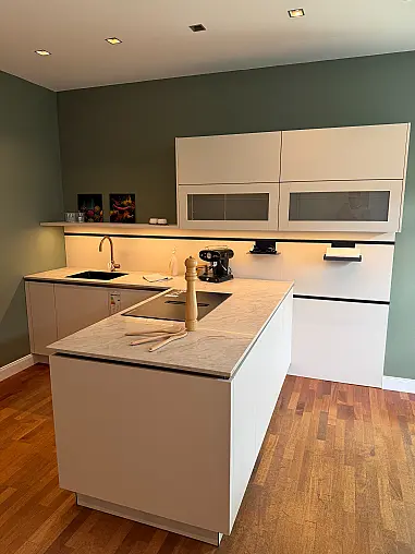 Warme Eleganz in Crema Magnolie – Häcker AV1000 mit edlen Bronze-Akzenten