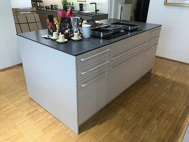 moderne Küche mit Sitzgelegenheit