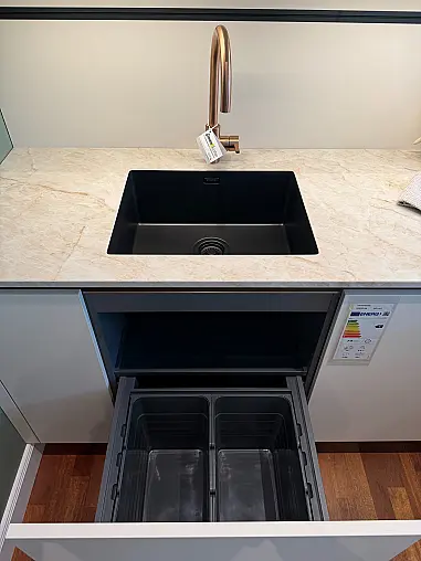 Warme Eleganz in Crema Magnolie – Häcker AV1000 mit edlen Bronze-Akzenten