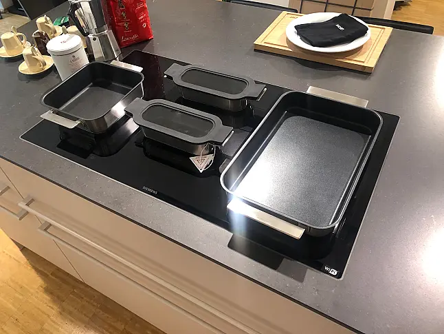 moderne Küche mit Sitzgelegenheit