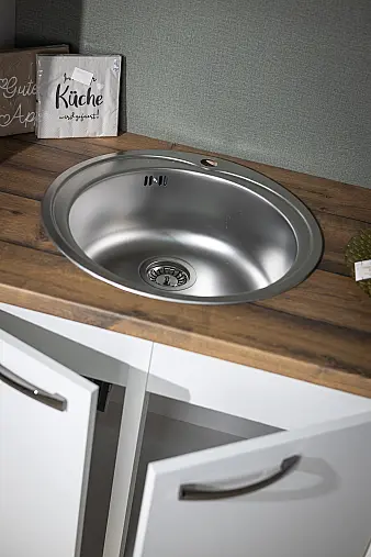 Schlichte Weiße Küchenzeile mit schicker APL in Historic Oak