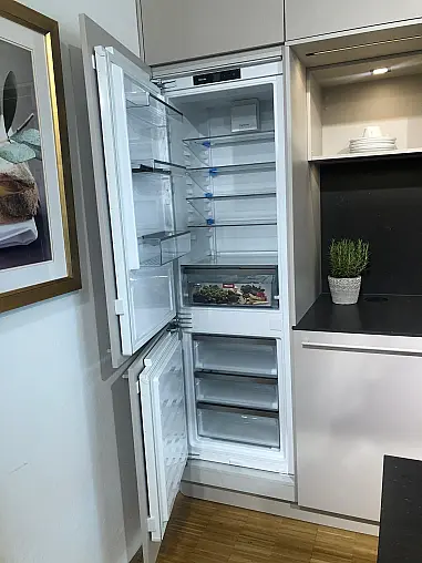 moderne Küche mit Sitzgelegenheit