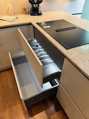 Warme Eleganz in Crema Magnolie – Häcker AV1000 mit edlen Bronze-Akzenten