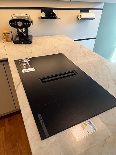 Warme Eleganz in Crema Magnolie – Häcker AV1000 mit edlen Bronze-Akzenten