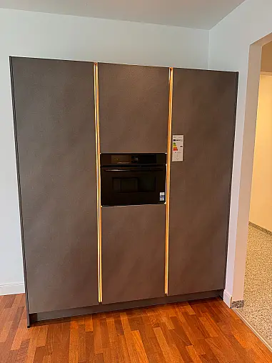 Warme Eleganz in Crema Magnolie – Häcker AV1000 mit edlen Bronze-Akzenten