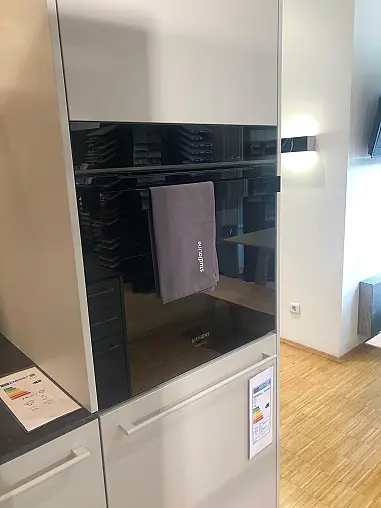 moderne Küche mit Sitzgelegenheit