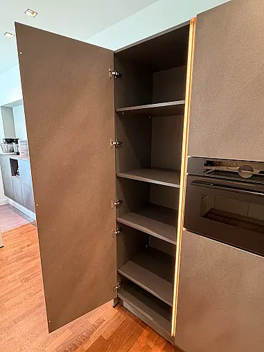 Warme Eleganz in Crema Magnolie – Häcker AV1000 mit edlen Bronze-Akzenten