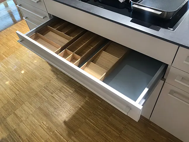 moderne Küche mit Sitzgelegenheit