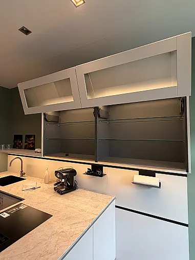 Warme Eleganz in Crema Magnolie – Häcker AV1000 mit edlen Bronze-Akzenten