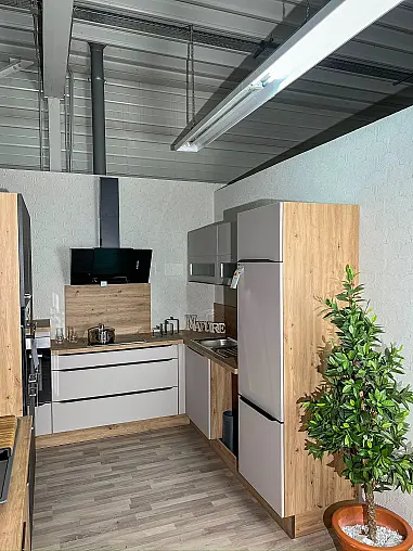 Moderne L-Küche in Sandbeige