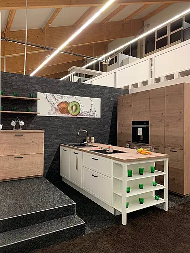 Inselküche mit dezentem Landhausstil und zusätzlich passender Kommode
