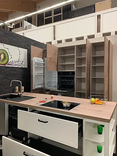Inselküche mit dezentem Landhausstil und zusätzlich passender Kommode